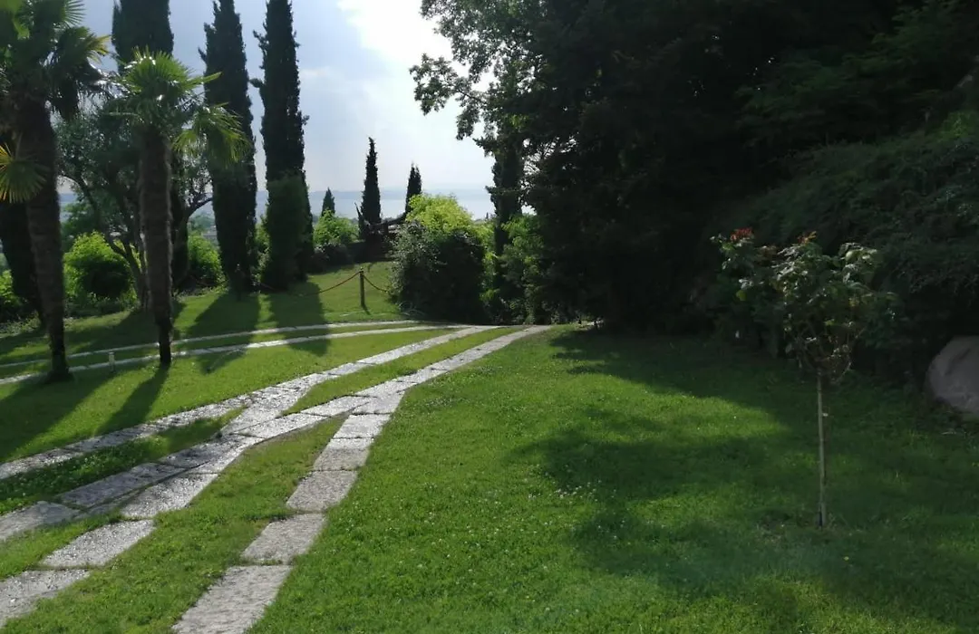 camera king size in villa con piscina termale-1