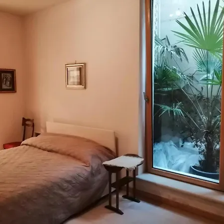 camera king size in villa con piscina termale-2